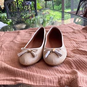 New Coach ballet flats, never worn, size 8.